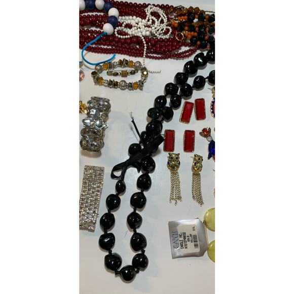 Craft & Wearable Lot Of 2lbs 15oz Beaded And Blingy Rhinestone Mixed Jewelry Lot - Picture 6 of 12